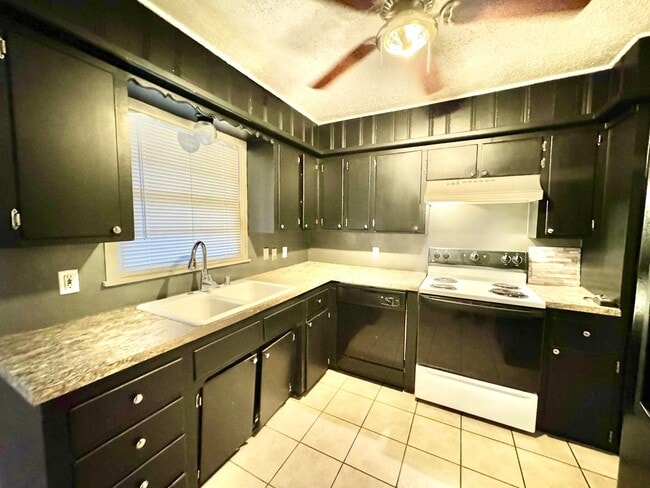 Building Photo - Cute 3 bedroom 2 bath Home!