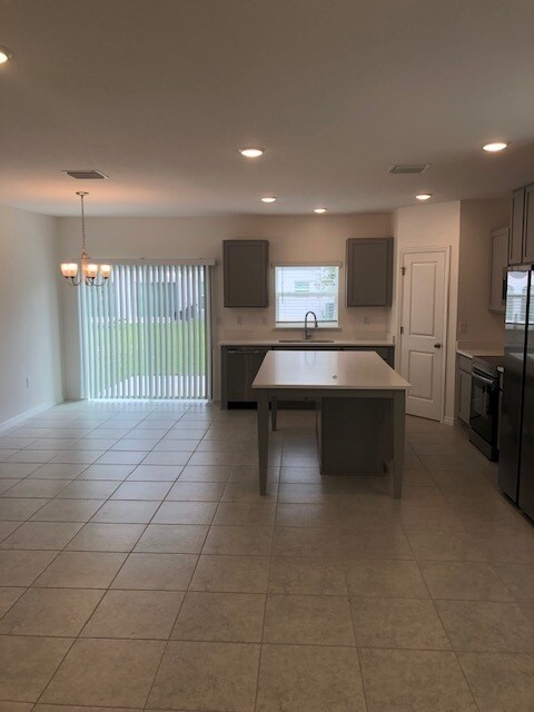 Building Photo - 3637 Majestic Dr