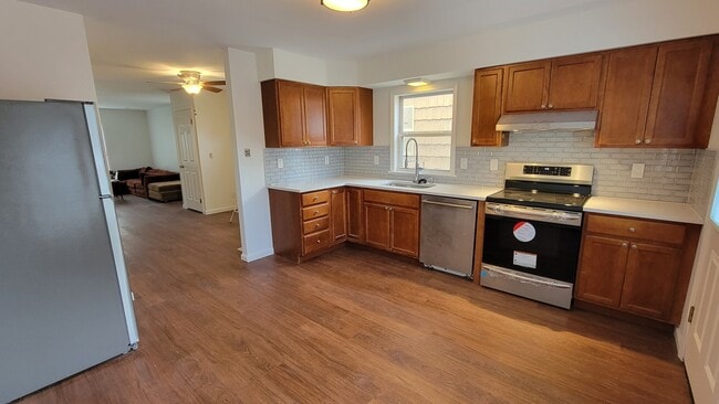 Beautiful new glass tile backsplash, quiet Bosch dishwasher.. - 46 Summitt Ave