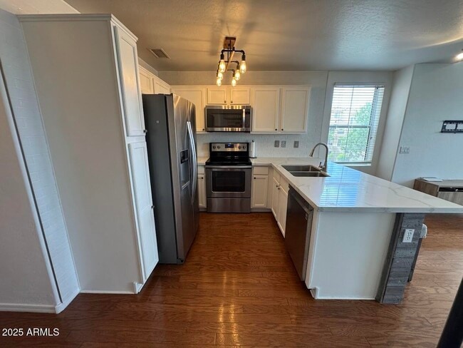 Building Photo - 104 W Laurel Ct