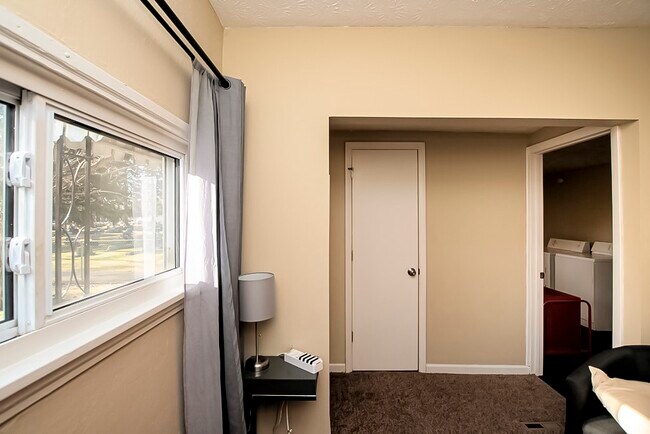 Building Photo - 934 Kercher Street, Unit Lower