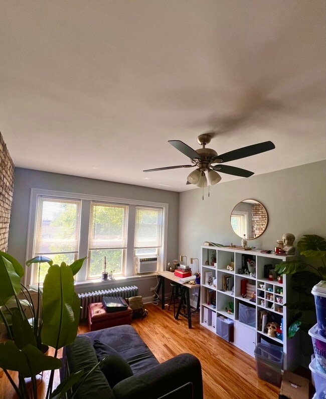 Building Photo - 2820 W Dickens Ave
