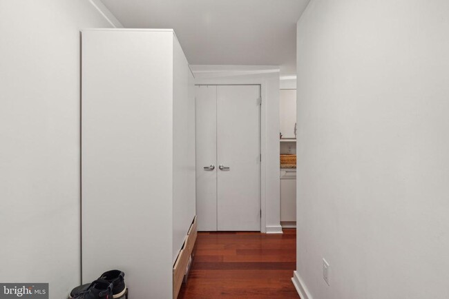 Foto del edificio - 219-29 S 18th St