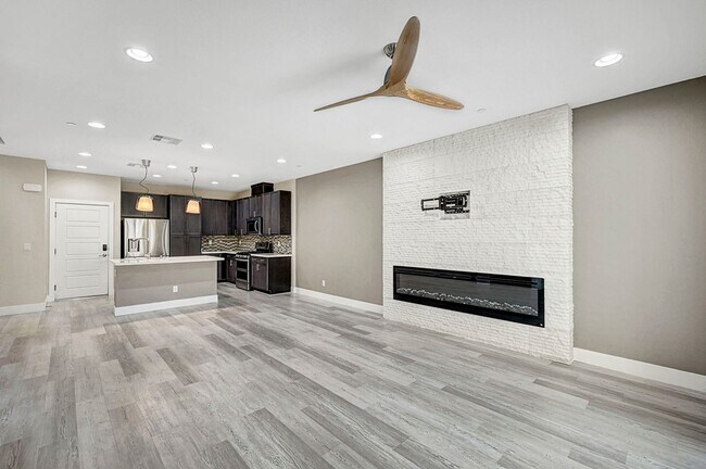 Foto del edificio - Stunning three bedroom in guard gated Tuscany! Tons of upgrades!