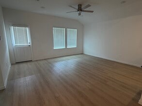 Building Photo - 523 Robin Ct