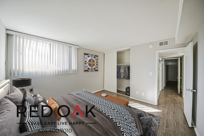 Foto del edificio - Outstanding and Very Large Two-Bedroom wit...