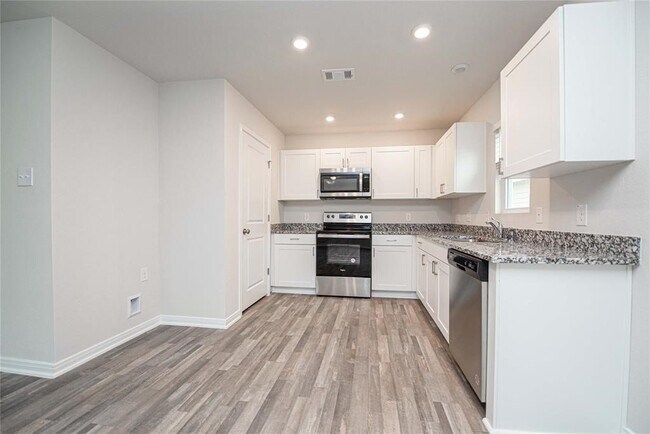 Building Photo - 15555 Taylorcrest Dr