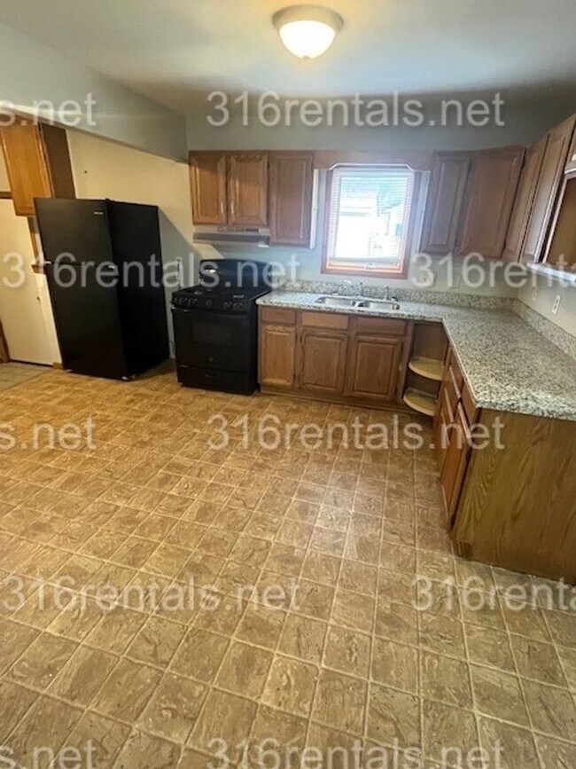 Building Photo - $1025 - 3 bedroom / 1.5 bathroom - Single ...