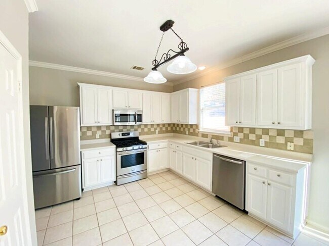 Building Photo - 2326 Clover Ridge Dr