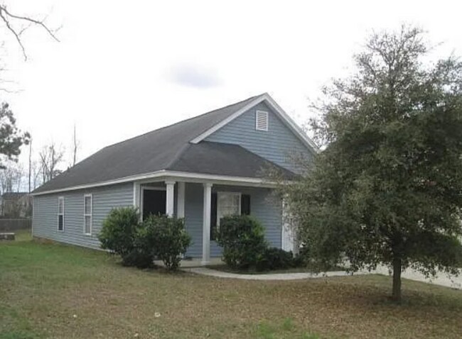 Building Photo - Quaint 3BR /2BA home with new carpet!