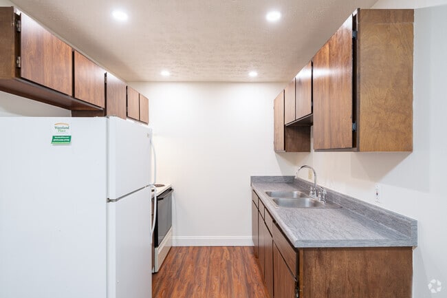 2BR, 1BA - 800SF - Kitchen - Waveland Place Apartments