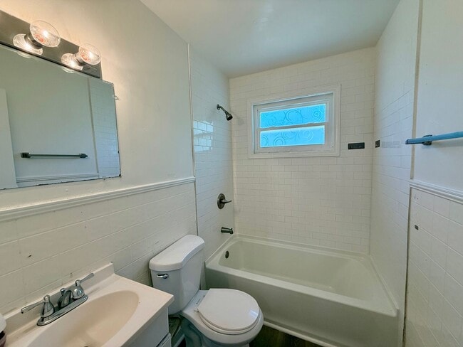 Foto del edificio - 3715 Fieldcrest Rd
