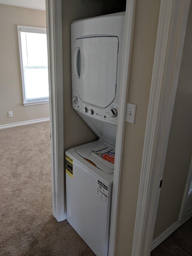 Building Photo - 617 Robinson St