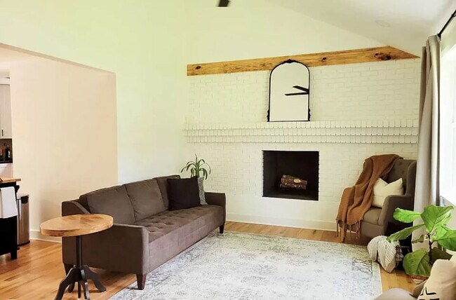 Foto del edificio - 106 Robinhood Cir