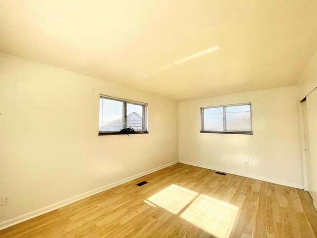 Building Photo - 3740 Osceola St