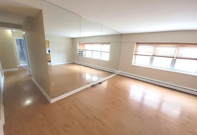Foto del edificio - 4950 N Marine Dr