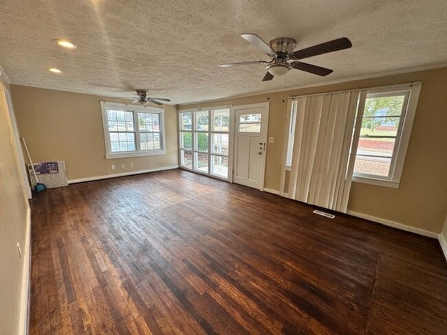 Foto del edificio - 138 Youngs Mill Rd