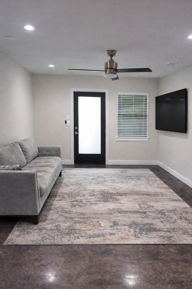 Building Photo - 618 E 40th St