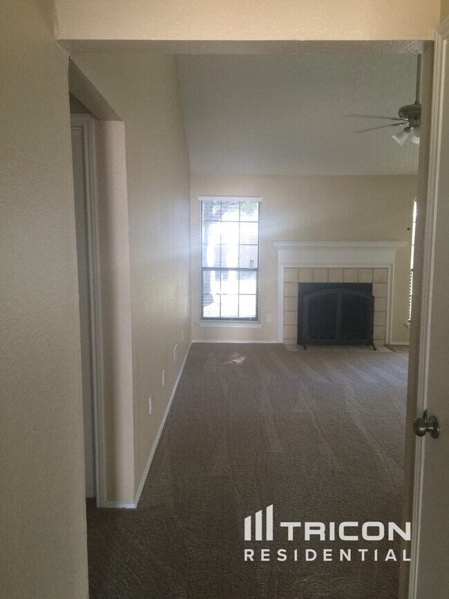 Foto del edificio - 708 Leedsfield Ct