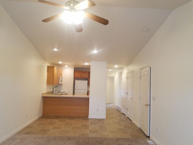 Foto del edificio - 2 Bedroom 1 Bath Rocky Mountain Townhome w/attached 1 car garage!