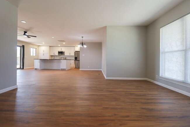 Foto del edificio - 4 Bedroom Home Available For Immediate Mov...
