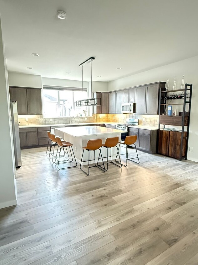 Foto principal - Affordable 3 Bedroom 4 Bath Townhome in Wh...