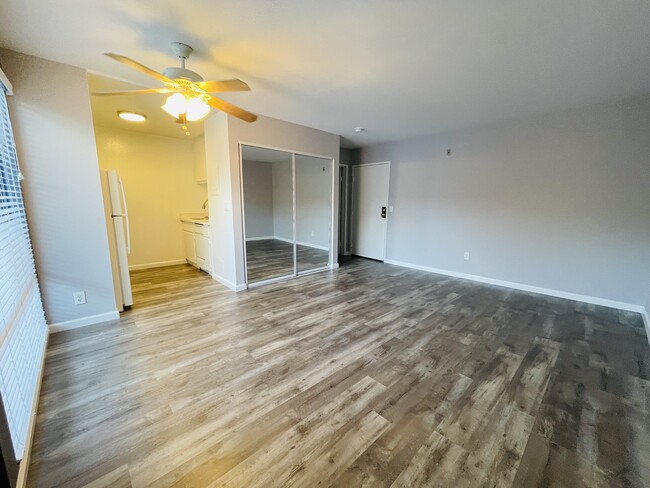 214 South View into Kitchen - Hollywood Landmark