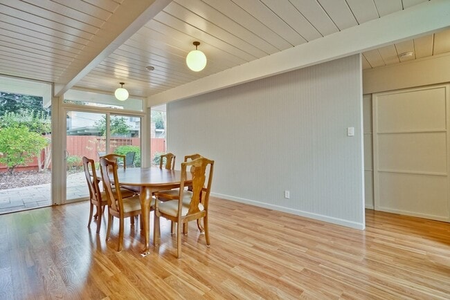 Building Photo - Updated 4 bed 2 bath Atrium Eichler in Pal...