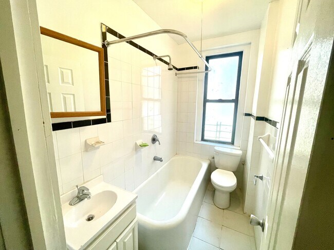 Foto del edificio - 2511 Cruger Ave