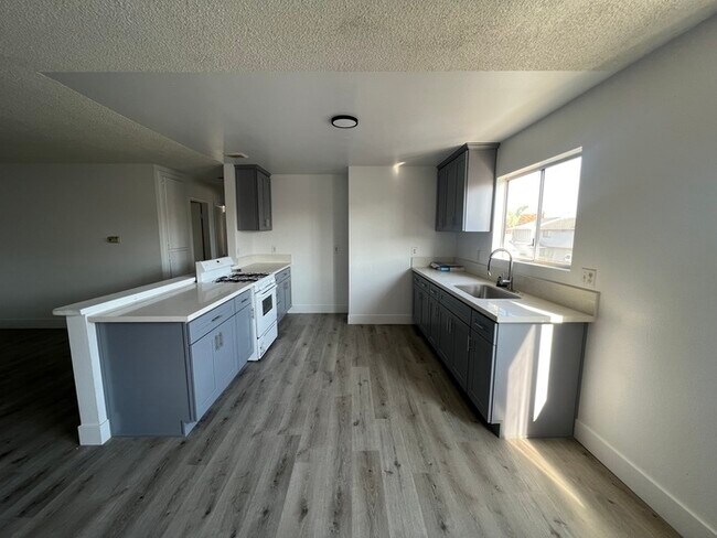Foto del edificio - 2 Bed 2 bath 2 Car Garage In Bellflower