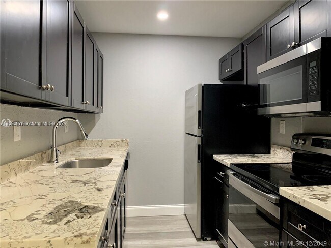 Foto del edificio - 7110 Fairway Dr