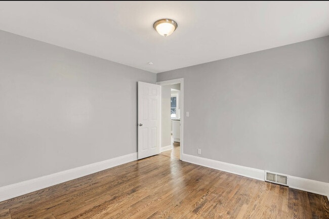 Building Photo - 121 Oakland Pl