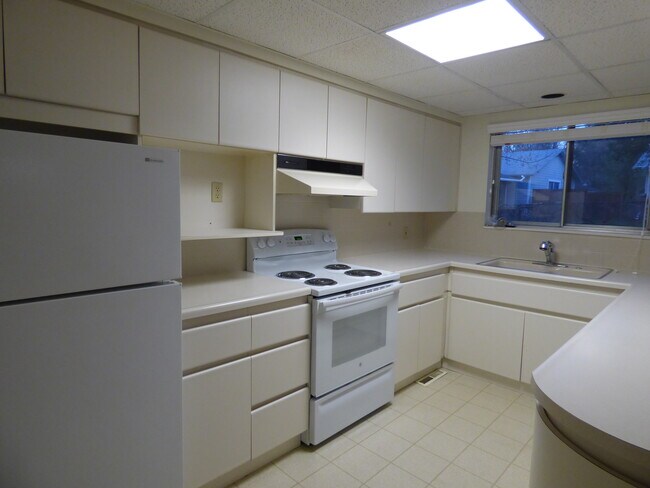 Building Photo - 360 Upham St