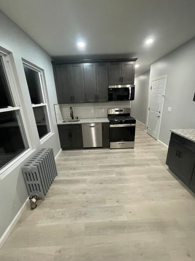 Building Photo - 918 Pennington St
