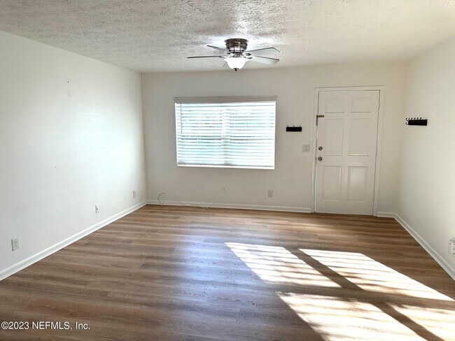 Building Photo - 11 Bonita Dr