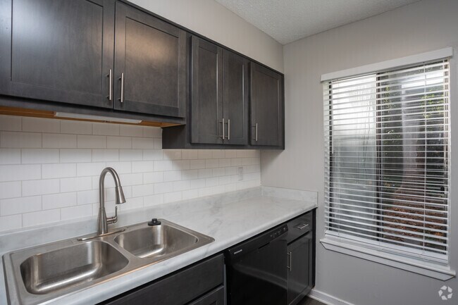 Foto del edificio - The Bluffs Apartment Homes