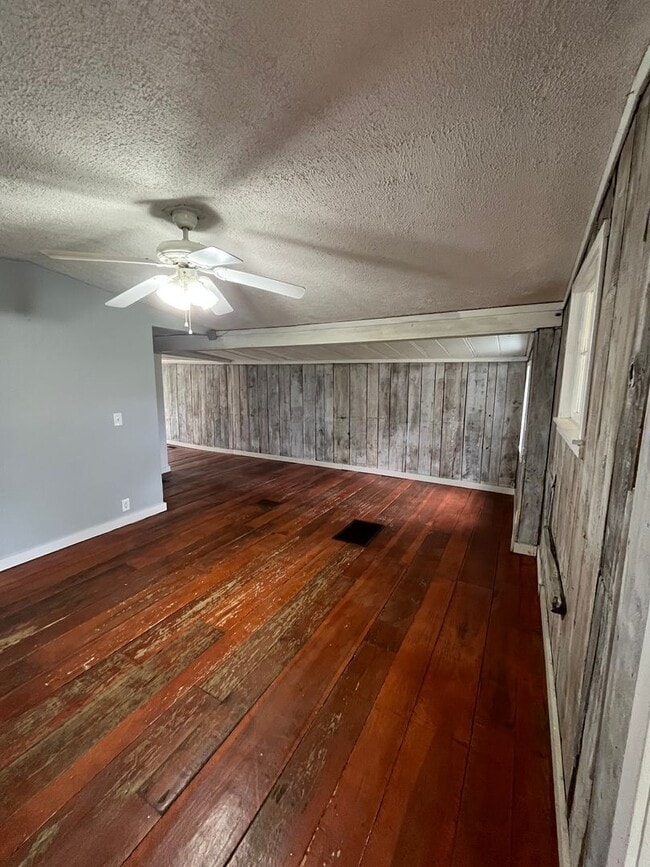 Building Photo - 3-bedroom, 2-bath single-family home located in Greencastle