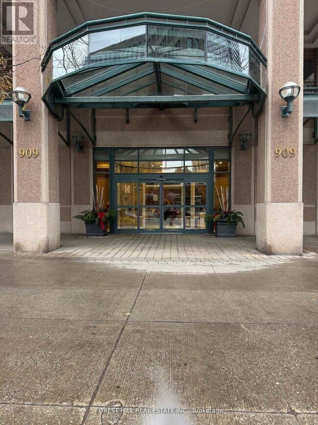 Photo du bâtiment - 909 Bay St.