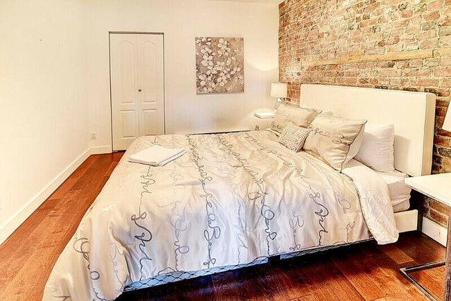 Building Photo - 4831 Rue Saint-Urbain