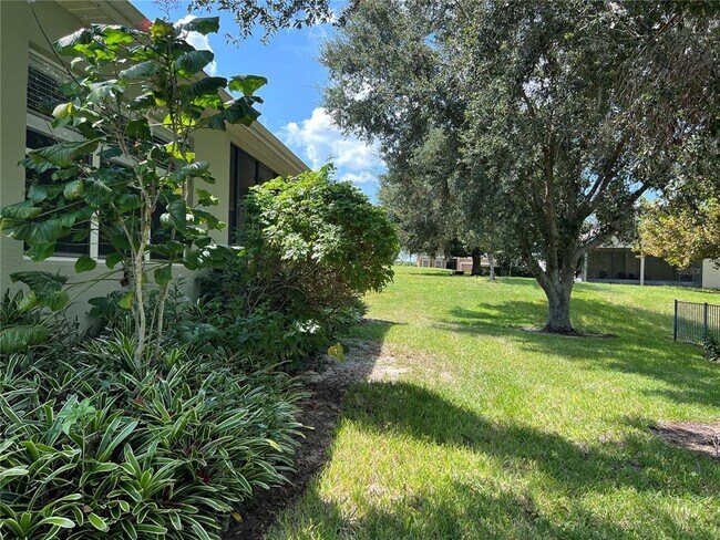 Foto del edificio - 119 Falling Acorn Ave