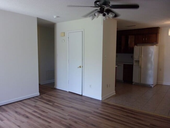 Building Photo - 3 Bedroom 1 Bath Home off Heckle Blvd