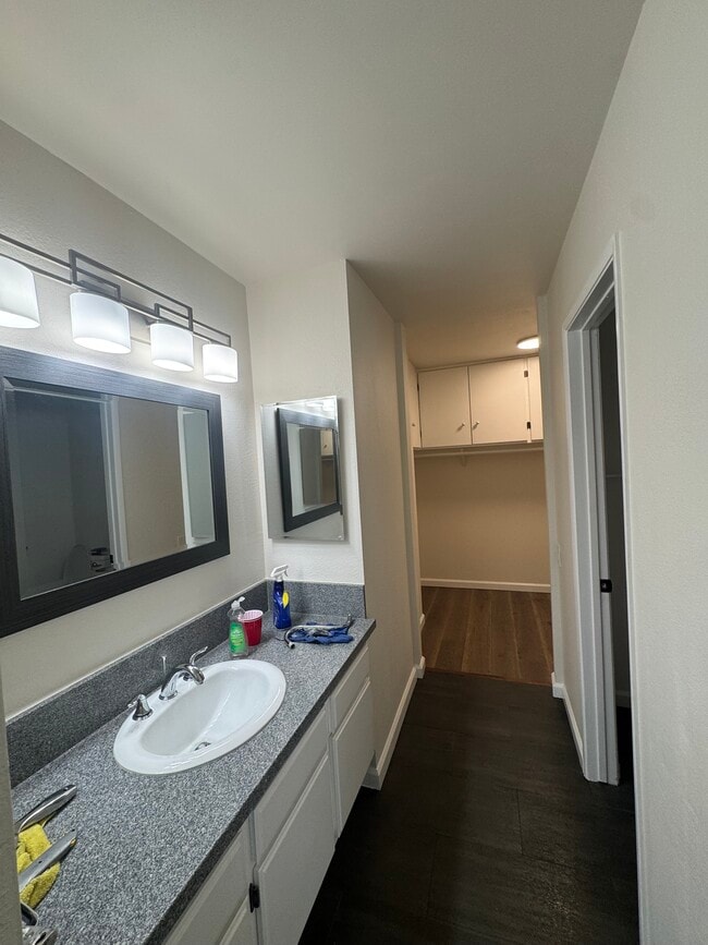 Lavabo del baño del dormitorio principal - 1314 17th St