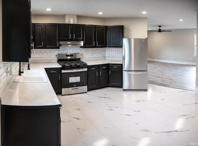 Building Photo - 916 E Dixon St