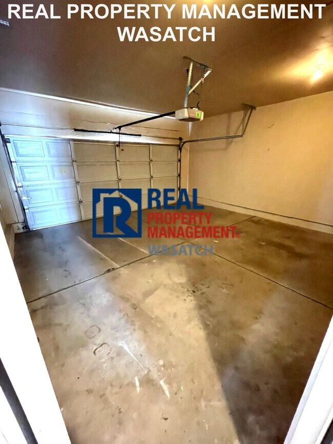 Building Photo - Beautiful Draper Townhome - Available Augu...