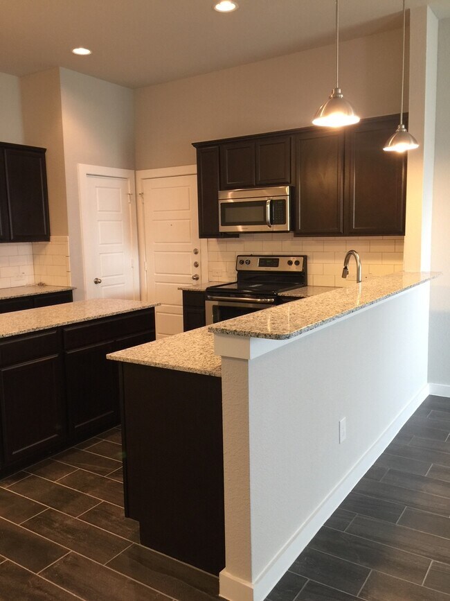 Foto del edificio - AVAILABLE NOW! Luxury 3 Bedroom Duplex Located in Midlothian, Texas!