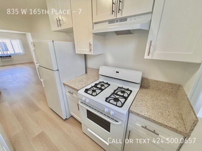 Foto del edificio - 835 W 165th Pl