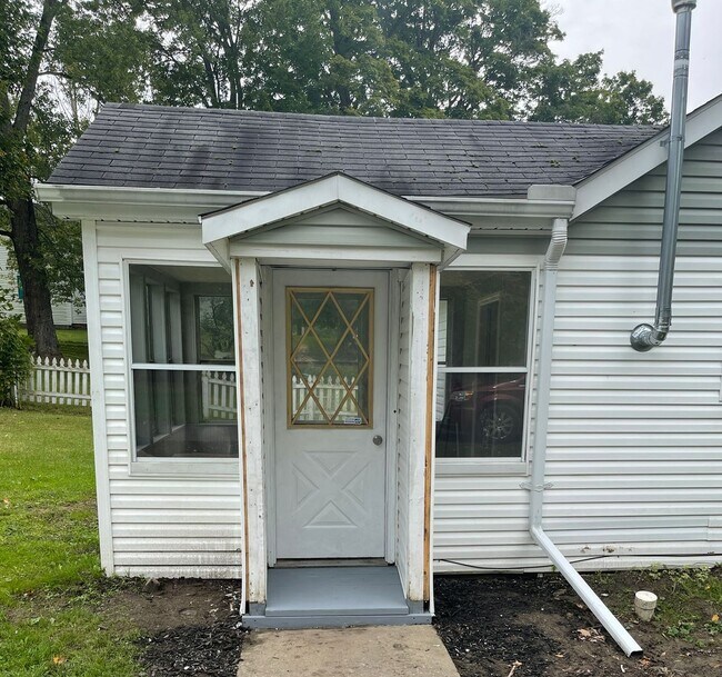 Building Photo - 2 Bedroom House for Rent