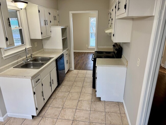 Building Photo - 5826 Patricia Dr