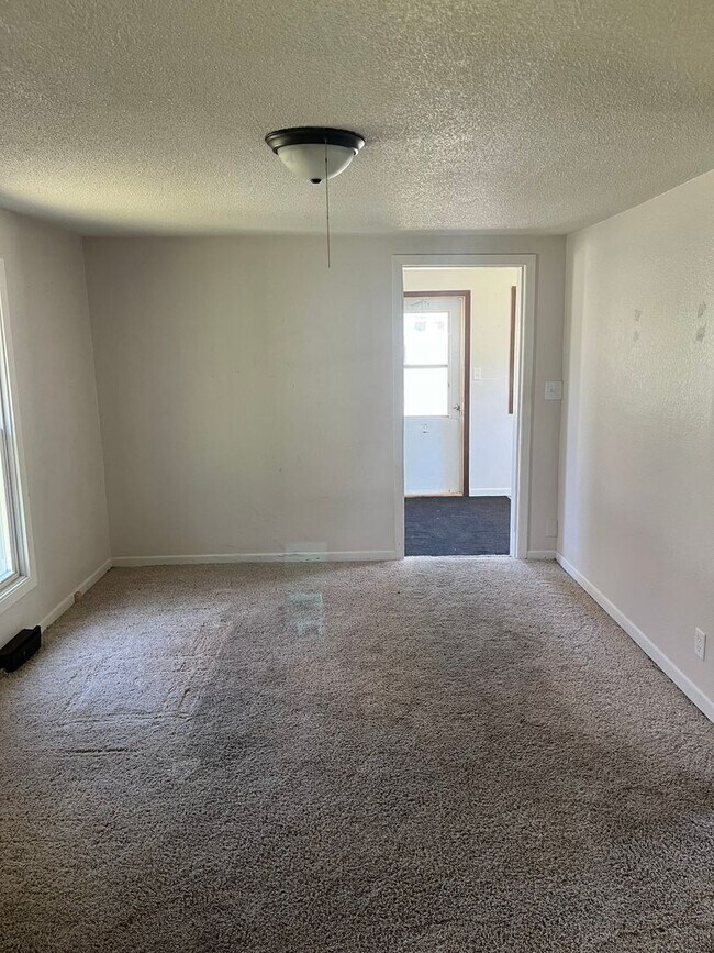 Foto del edificio - 2 bedroom house now available $675