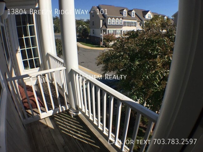 Building Photo - Lovely & Spacious 2 Level Townhouse-Condo ...